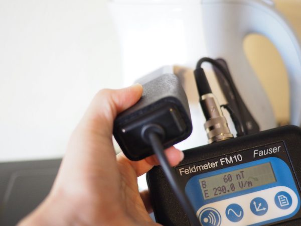 アースを取る前。冷蔵庫正面の扉を測定