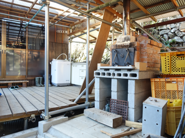 間取りはほぼそのままに躯体や天井や床など大工などの職人の手を借りるところは借り、</br>壁の漆喰などは自分でDIYをしながらリノベーションをした