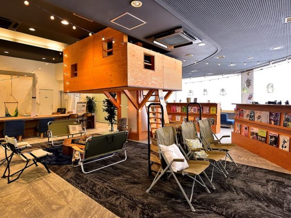 芦別市の森をイメージし、ゆっくりと読書を楽しめる「おふろcafe」の「森の図書館」