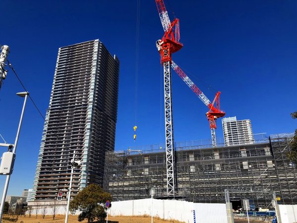 「幕張豊砂」駅南西側。公園および幕張メッセ駐車場が広がる。その先はすぐ東京湾となっており、マンション等の開発余地は見込めない