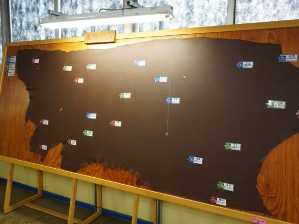 海外から輸入した牛革は、折じわを伸ばすために、自然な形になるよう台に掛けておく。この状態を“馬掛け”という。カリモクでは国内では姫路、海外ではイタリアを中心に革を仕入れている