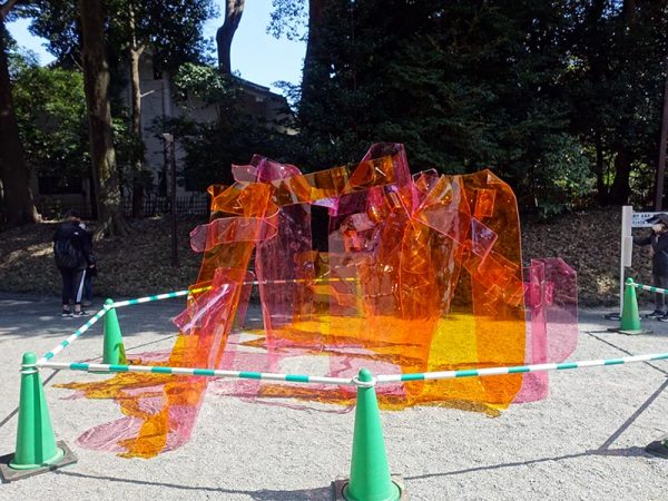 1班「誘惑」：陽の光が透ける和紙素材。和紙で十分な強度を確保するため、重ねて貼っていく工程に苦労したという。見る角度、時間帯によってさまざまな表情を見せる