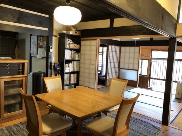 間取りはほぼそのままに躯体や天井や床など大工などの職人の手を借りるところは借り、</br>壁の漆喰などは自分でDIYをしながらリノベーションをした