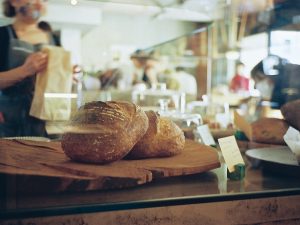 確かに言われてみるとパンが嫌いと言う人は少なく、世代を超えて好まれている