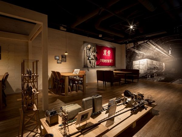 芦別市の森をイメージし、ゆっくりと読書を楽しめる「おふろcafe」の「森の図書館」