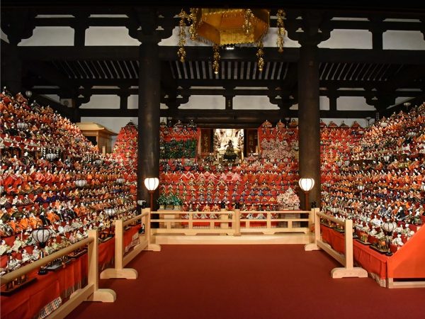 薬で栄えた奈良県高取町の「町家の雛めぐり」と「壺阪寺大雛曼陀羅」で