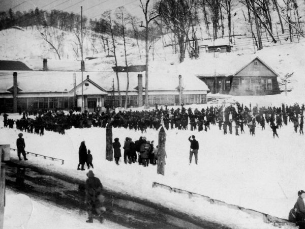 閉校後に源泉が湧き出た、旧油谷小学校（「星の降る里百年記念館」提供）