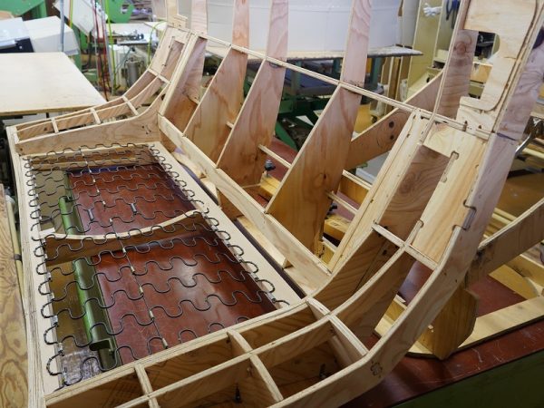 木枠が組み立てられ、Sバネが張られた状態