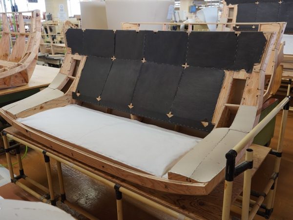 木枠が組み立てられ、Sバネが張られた状態