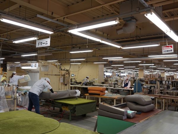 木枠が組み立てられ、Sバネが張られた状態