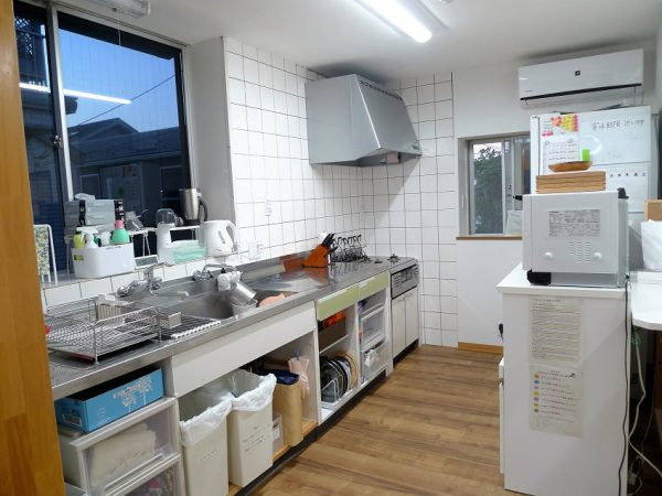 1階には個室が2室。写真は「mimoza（ミモザ）」と名づけられた部屋で、</BR>明るくて鮮やかなイエローのクロスで彩られた壁が印象的