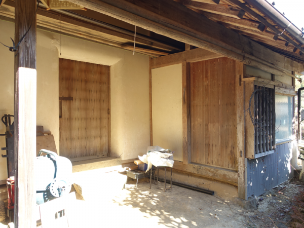 主屋横の蔵は、これから手をいれてギャラリーにする予定