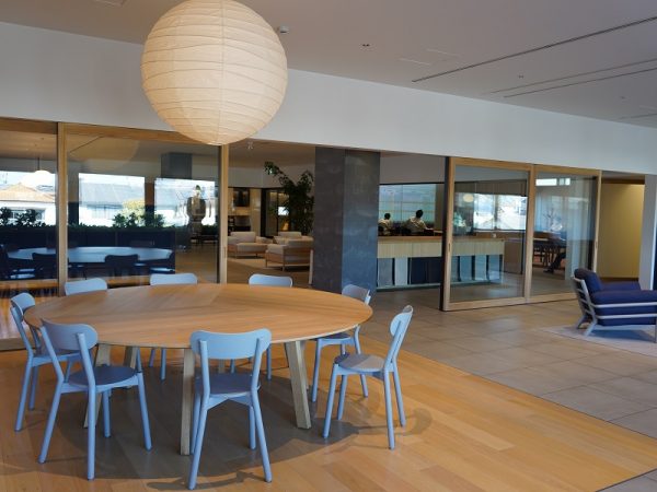 掛け心地の良さで人気のZW73モデル（写真提供：カリモク家具）