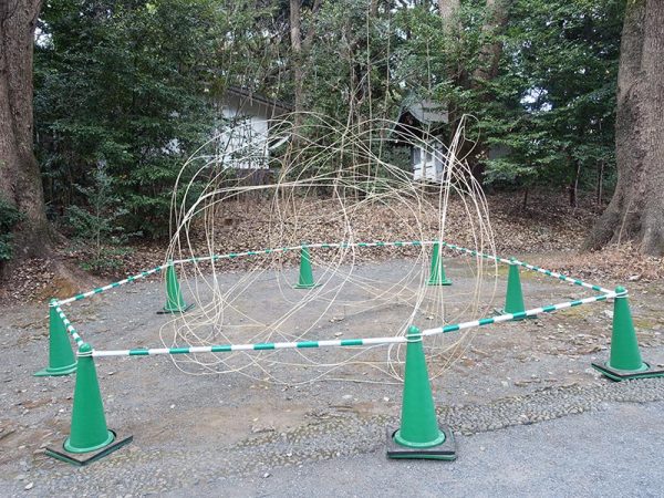 1班「誘惑」：陽の光が透ける和紙素材。和紙で十分な強度を確保するため、重ねて貼っていく工程に苦労したという。見る角度、時間帯によってさまざまな表情を見せる