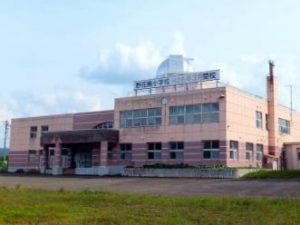 芦別市内にある「旧野花南小学校」の校舎（芦別市提供）