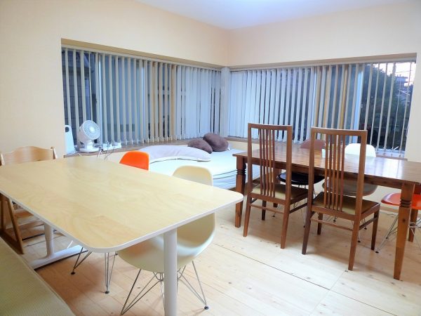 「ぴさら」の2階リビング。妊産婦が心地よく過ごせるようにと、床には国産ヒノキ材のユカハリ・タイルが敷き詰められている

