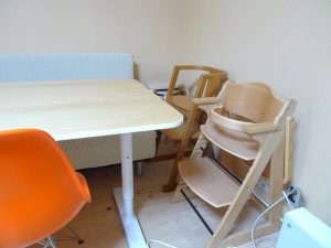 出産して子連れで里帰りする女性たちのために、ベビーチェアを用意。スタッフの温かな心遣いが感じられる

