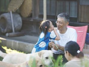 庭の大きな木に作られたブランコで遊ぶお子さんの姿がとても印象的な紹介動画。自然に囲まれた環境での子育ては心にもゆとりが持てそうだ