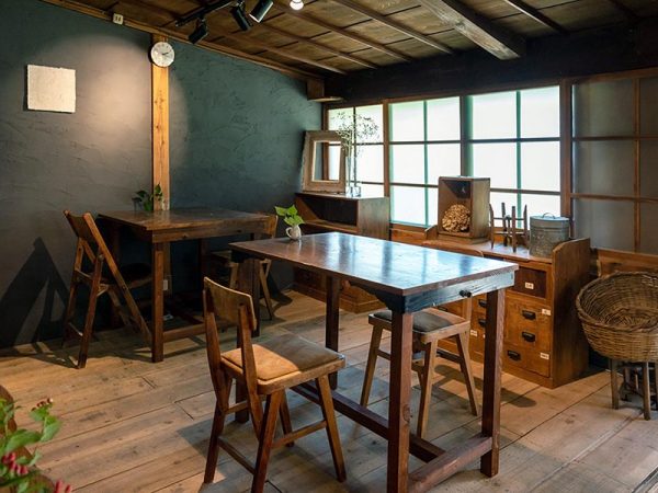 ゲストハウス内のカフェラウンジ。宿泊客に街の情報を案内したり、週末はカフェバーとして営業するなど、地元の人も集まる場所となっている