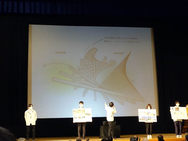 2班「原点」： 木材と糸によって構成され、2点のみで自立するよう設計されている。学生たちは現地での微調整に苦心したという。空にのびやかに向かう様子から自然の動きが感じられる