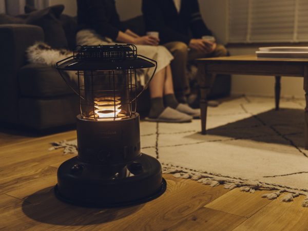 イベントで展示された歴代のストーブ。中央の緑色のタンクのストーブは1963年に発売された「KS-48」。通称「ひまわり」。昭和30年代を代表する対流型ストーブだ（写真提供：トヨトミ）