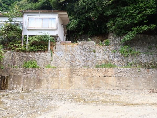 ガンタ積みと呼ばれる、廃材を利用して作られた擁壁。古い街では時々見かける