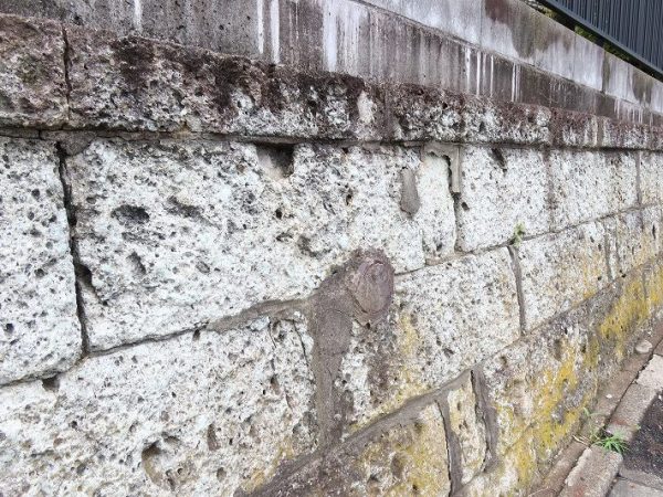 ガンタ積みと呼ばれる、廃材を利用して作られた擁壁。古い街では時々見かける