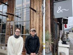 お話を伺ったお2人に、鵜飼屋地区の魅力を尋ねた。すると「とにかく住んでいて“心地がいい”んです」と右髙さん（写真右）。「四季の移ろいを肌で感じることができる豊かさです」と白木さん（写真左）は答えてくれた