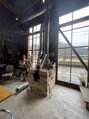 ＆nは冬の寒さが尋常でない。そこでリバースケープのメンバーであり、＆n3階の「古美術アンドン」の店主でもある陶芸家の交田さんが“かまど”をつくることを発案。陶芸の窯用のレンガを用いて手作りしたそうだ