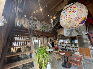 木材倉庫の高さを生かした建物内は、古さと懐かしさを活かしたお洒落な雰囲気。何があるのかわからない、いい意味での“ごちゃ混ぜ感”が楽しい