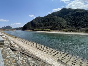 名古屋駅から岐阜駅まで電車で直通約20分と好アクセスであるにもかかわらず、市街地近くに山や川などの豊かな自然を有する岐阜市は、中部圏で今もっとも住みたい街として注目されていると言っても過言ではないだろう