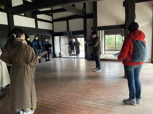当イベントのスタート地点、古民家の1階に参加者が集合。出発までには内覧も
