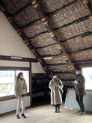 当イベントのスタート地点、古民家の1階に参加者が集合。出発までには内覧も