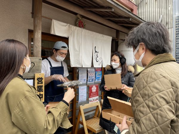 和食店でごはんを受け取る。店のご主人とのさりげない会話も楽しい（写真：特記以外、介川亜紀）
