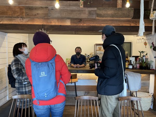 和食店でごはんを受け取る。店のご主人とのさりげない会話も楽しい（写真：特記以外、介川亜紀）
