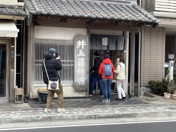 和食店でごはんを受け取る。店のご主人とのさりげない会話も楽しい（写真：特記以外、介川亜紀）

