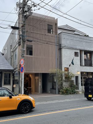 THE ENTRANCE YUIGAHAMA　の入り口付近。中に入らず小窓からも飲み物や料理を購入可能（写真：AND People）