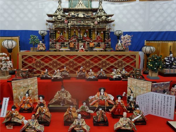 御殿雛の右下に、雛物語が展示されている