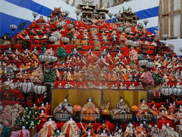 メイン会場「雛の里親館」に並べられた「天段の雛」