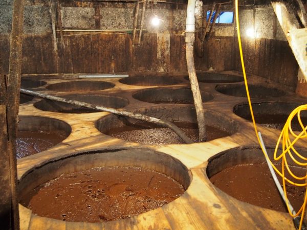 伝統的な製法で造られるもろみ。これを圧搾することで醤油になる。「機械で造ると均一な味になりますが、当社は手作業なので職人の技術が必要です。一つひとつの工程に魂を込めています」と岩本さん