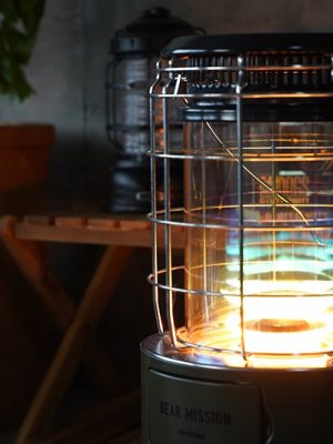 反射型石油ストーブの一例。背面の反射板が熱を反射し前方へ暖気を送り出す（写真提供：トヨトミ）