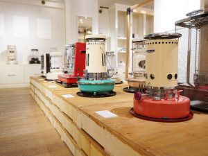 イベントで展示された歴代のストーブ。中央の緑色のタンクのストーブは1963年に発売された「KS-48」。通称「ひまわり」。昭和30年代を代表する対流型ストーブだ（写真提供：トヨトミ）