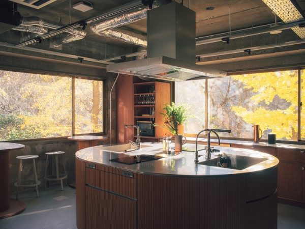 通りから見るとビル自体はごく普通のオフィスビル。右側に公園への入口がある