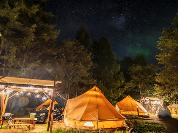 グランピングが楽しめる「ザランタン芦別」のサイト（芦別市提供）