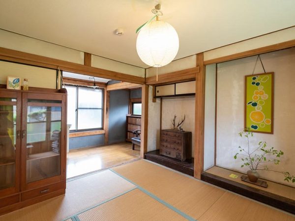 「柚子」の客室（1泊1室 7,400円〜）。「黒潮」や「岩」など、安芸にまつわる名称がつけられてた客室が多い。ドミトリータイプの客室の場合、1泊1名 3,500円〜