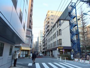 通りから見るとビル自体はごく普通のオフィスビル。右側に公園への入口がある