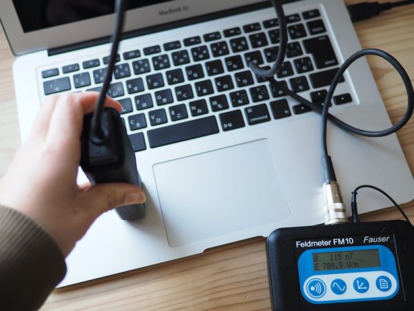 上：筆者自宅のデスク　下：デスクにノートパソコンを置いて測定