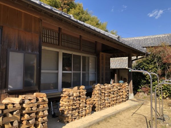 主屋に離れ、蔵などがある昔の農家のつくりの髙村さんの住まい