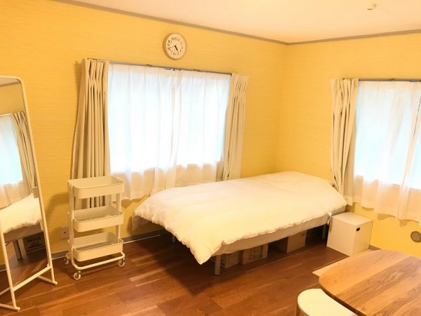 1階には個室が2室。写真は「mimoza（ミモザ）」と名づけられた部屋で、</BR>明るくて鮮やかなイエローのクロスで彩られた壁が印象的