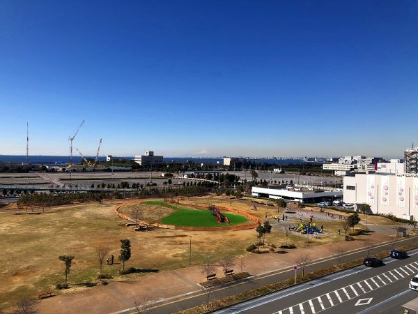 「幕張豊砂」駅南西側。公園および幕張メッセ駐車場が広がる。その先はすぐ東京湾となっており、マンション等の開発余地は見込めない